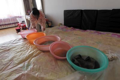 喀喇沁楼上漏水，住户失联，小区没物管，业主维权难！律师来支招……
